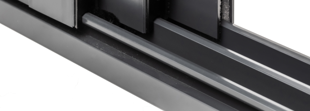 The door leaves move on individual tracks. 